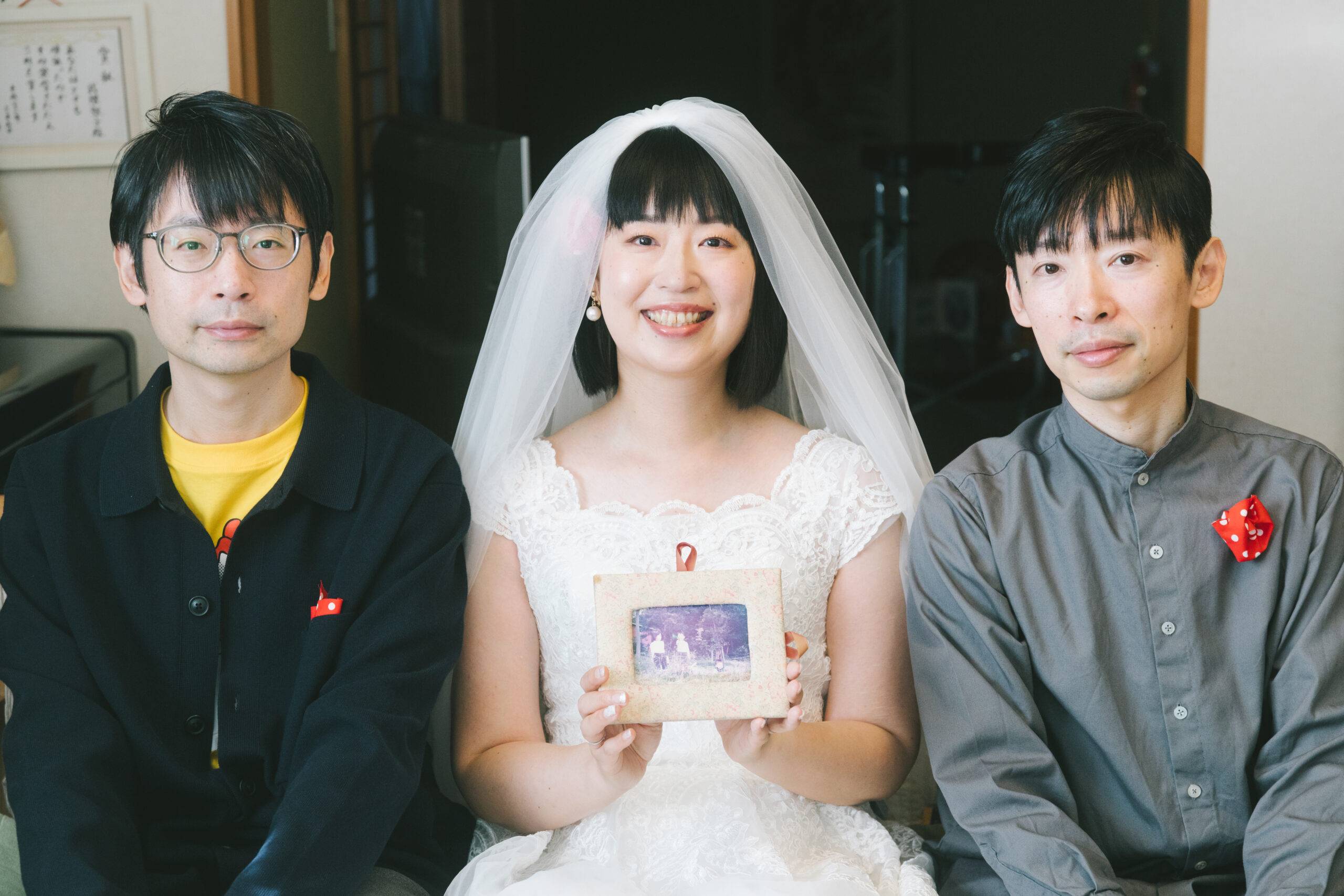 富山県射水市にあるウエディングフォトスタジオシャトンで行った新郎新婦が和装フォトウェディングで兄弟妹で撮影しているフォトウェディング