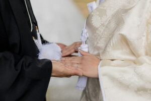 富山県射水市にあるウエディングフォトスタジオシャトンで行った和装で手元を写したフォトウェディング