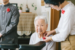 富山県射水市にあるウエディングフォトスタジオシャトンで行った新郎新婦が洋装フォトウェディングでおばあちゃんちで撮影を行なったおばあちゃんの写真