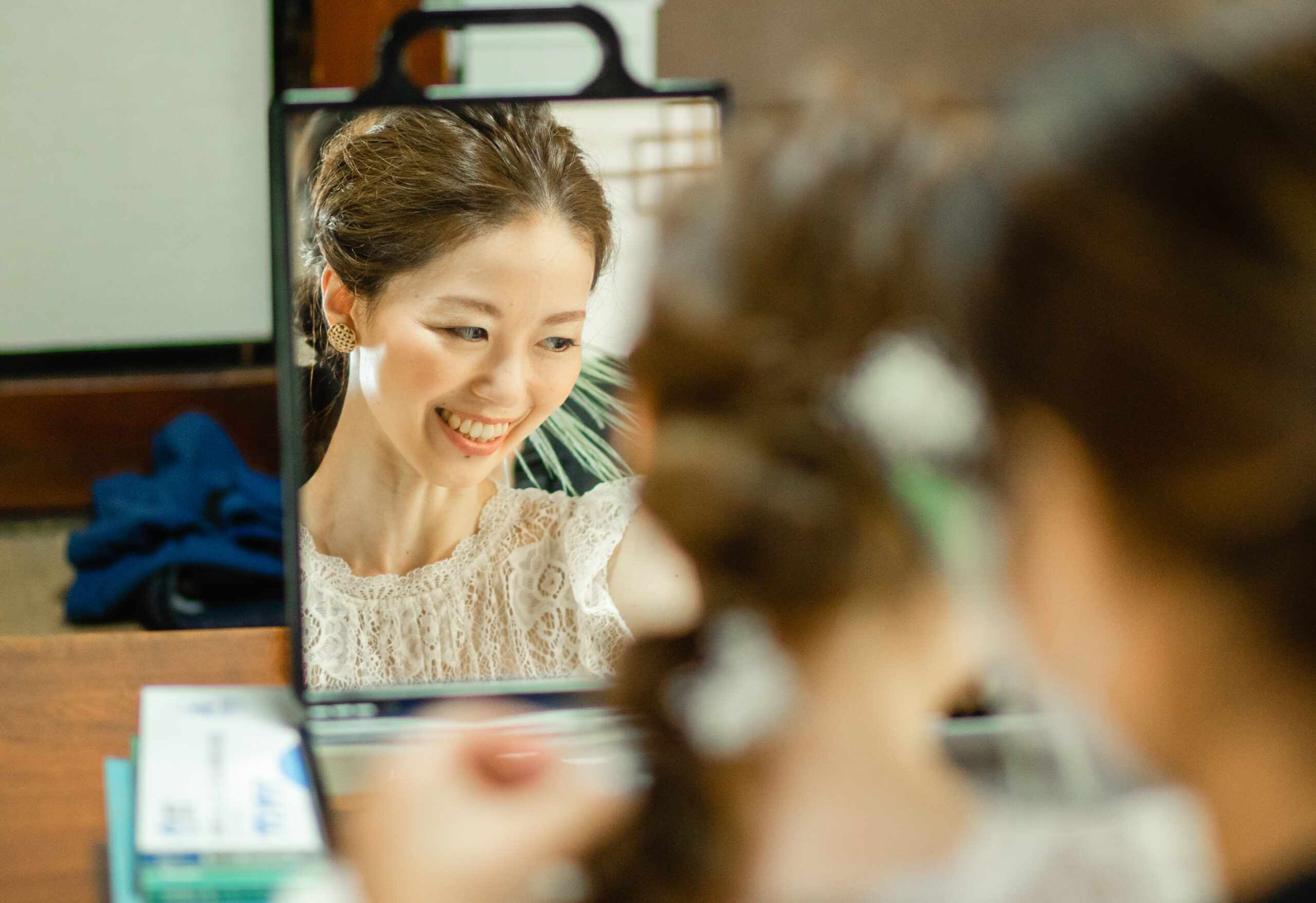 富山県射水市にあるウエディングフォトスタジオシャトンで行った花嫁のお支度ショット
