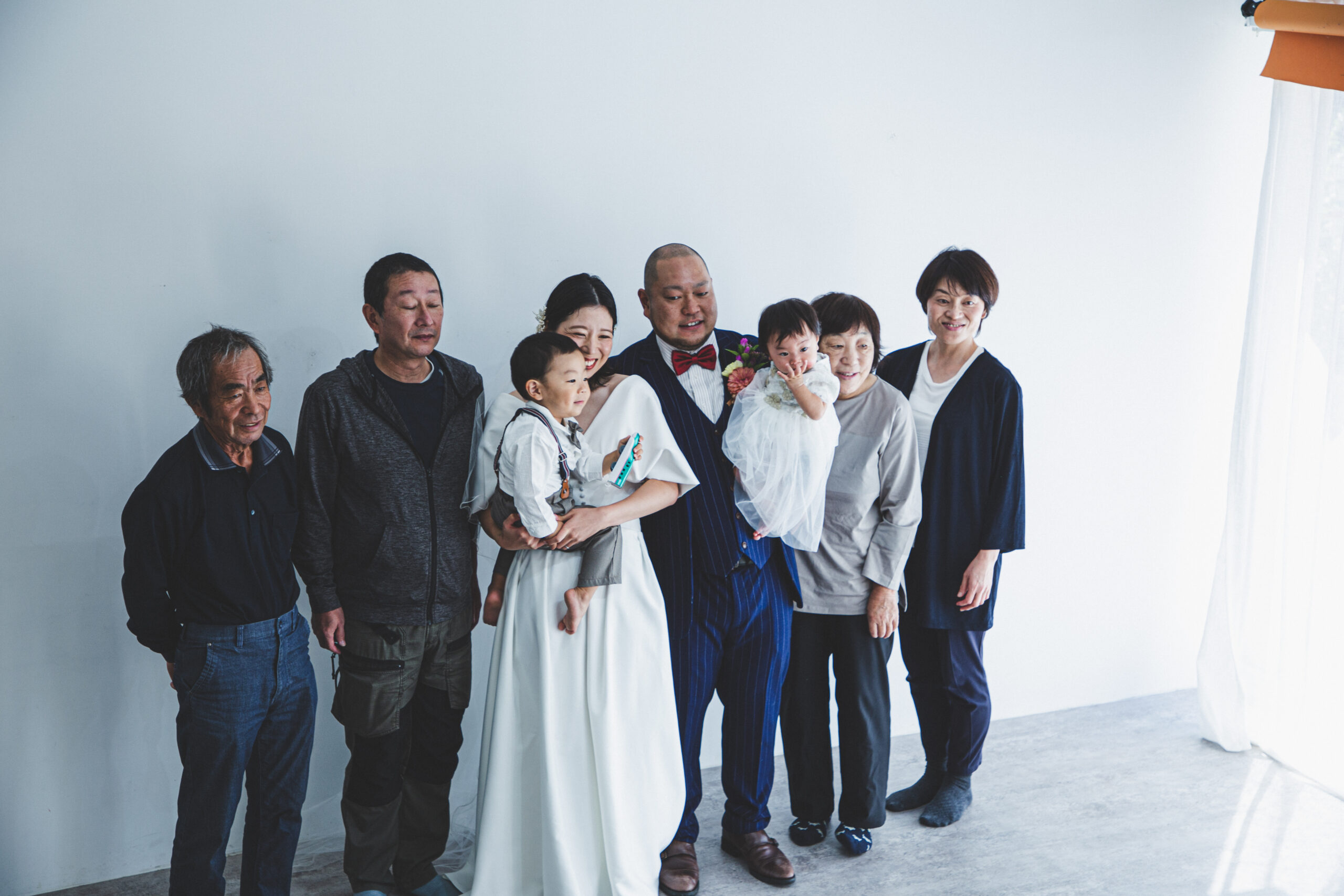 富山県射水市にあるウエディングフォトスタジオシャトンで行った新郎新婦と子供と親戚家族で撮影したファミリーフォトウェディング