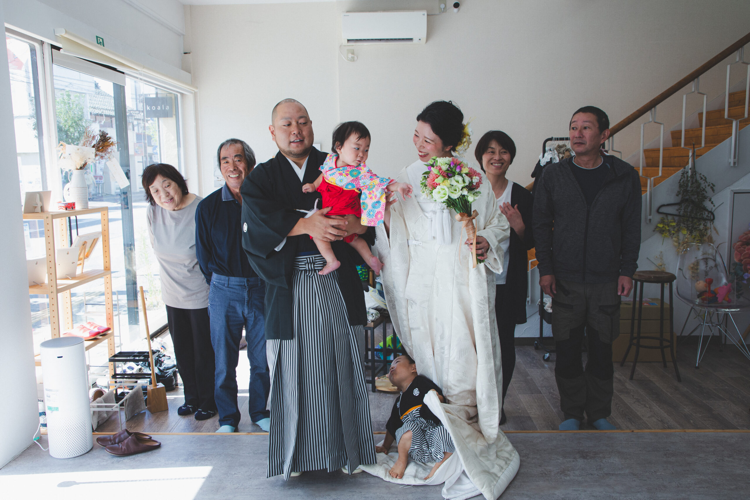 富山県射水市にあるウエディングフォトスタジオシャトンで行った家族、親戚、子供と撮影したファミリーフォトウェディング