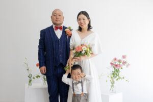 富山県射水市にあるウエディングフォトスタジオシャトンで行った新郎新婦と子供で撮影したファミリーフォトウェディング