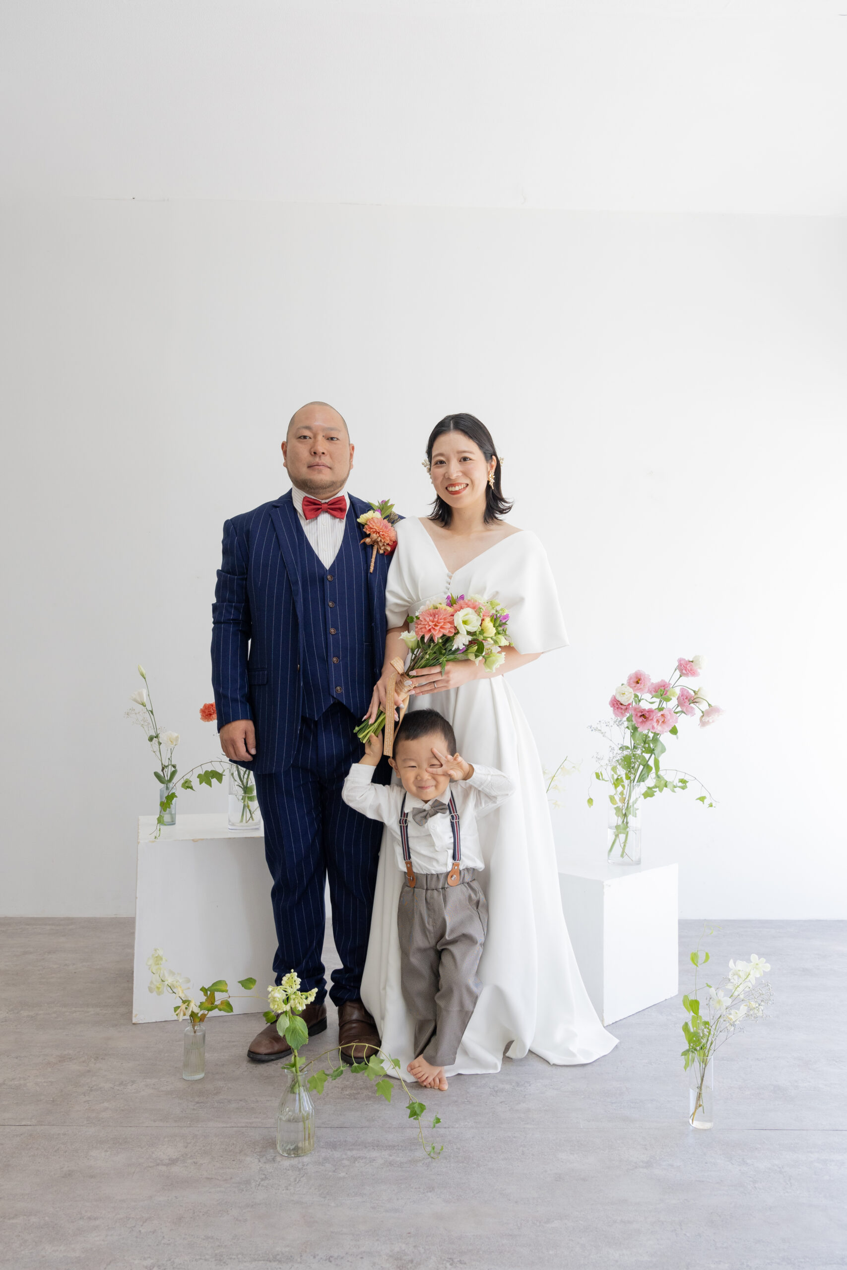 富山県射水市にあるウエディングフォトスタジオシャトンで行った新郎新婦と子供で撮影したファミリーフォトウェディング