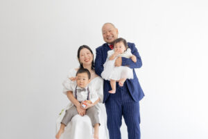 富山県射水市にあるウエディングフォトスタジオシャトンで行った新郎新婦と子供で撮影したファミリーフォトウェディング