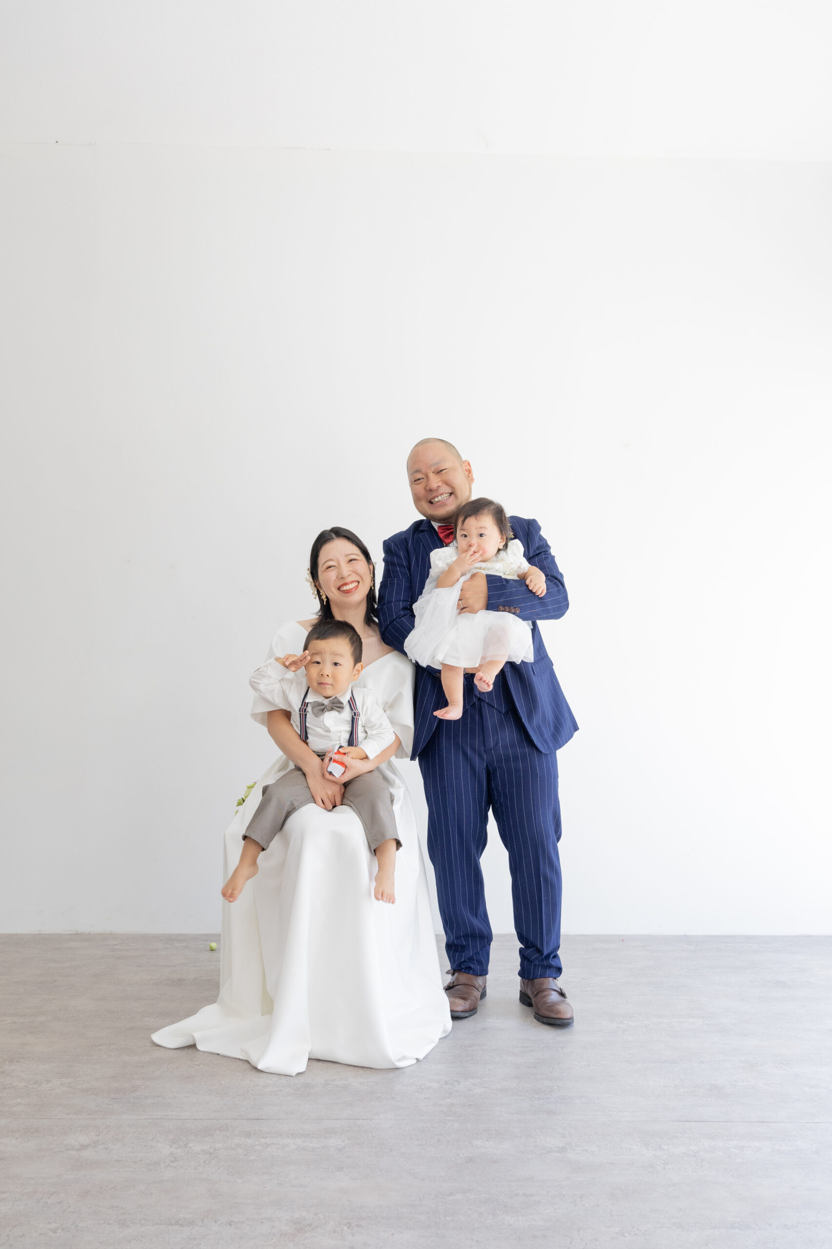 富山県射水市にあるウエディングフォトスタジオシャトンで行った新郎新婦と子供で撮影したファミリーフォトウェディング