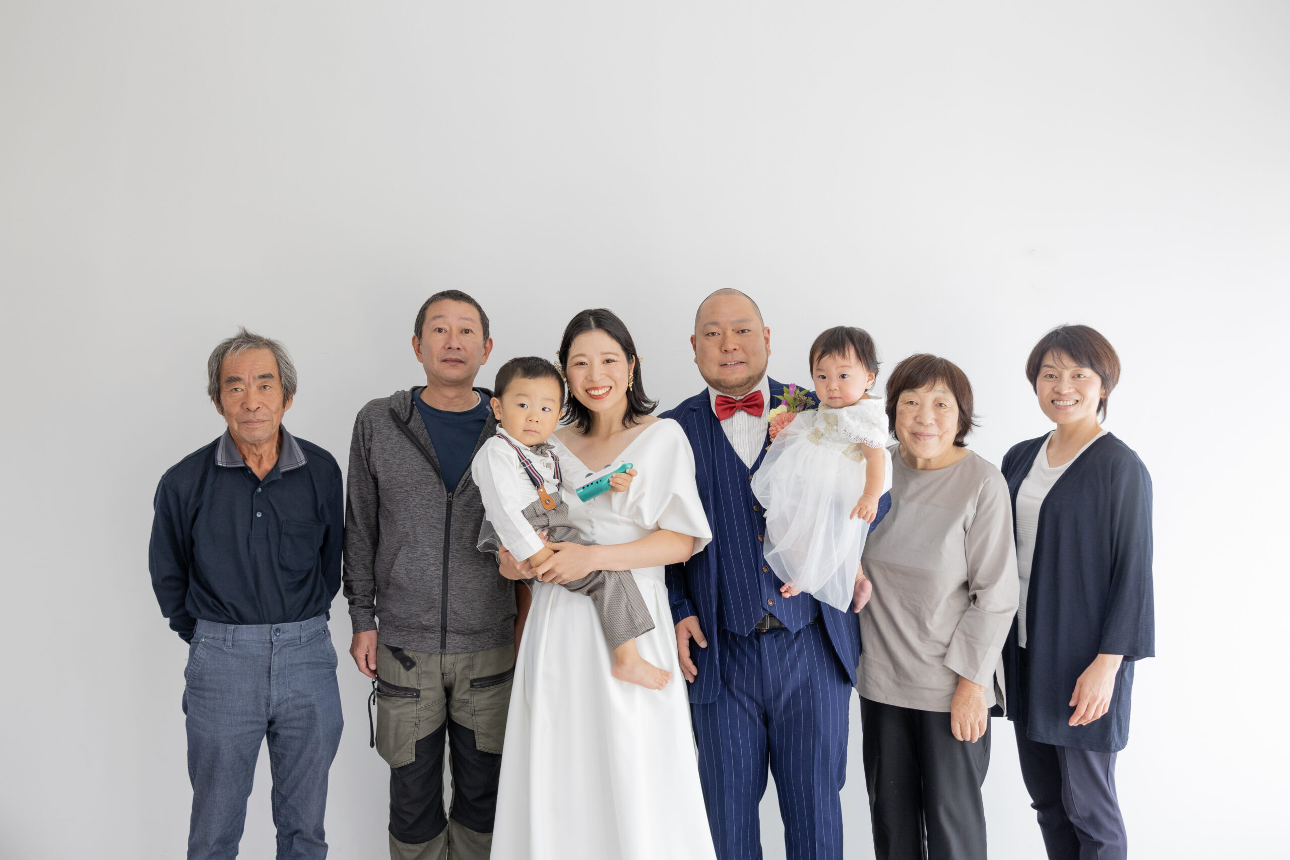 富山県射水市にあるウエディングフォトスタジオシャトンで行った新郎新婦と子供と家族で撮影したファミリーフォトウェディング