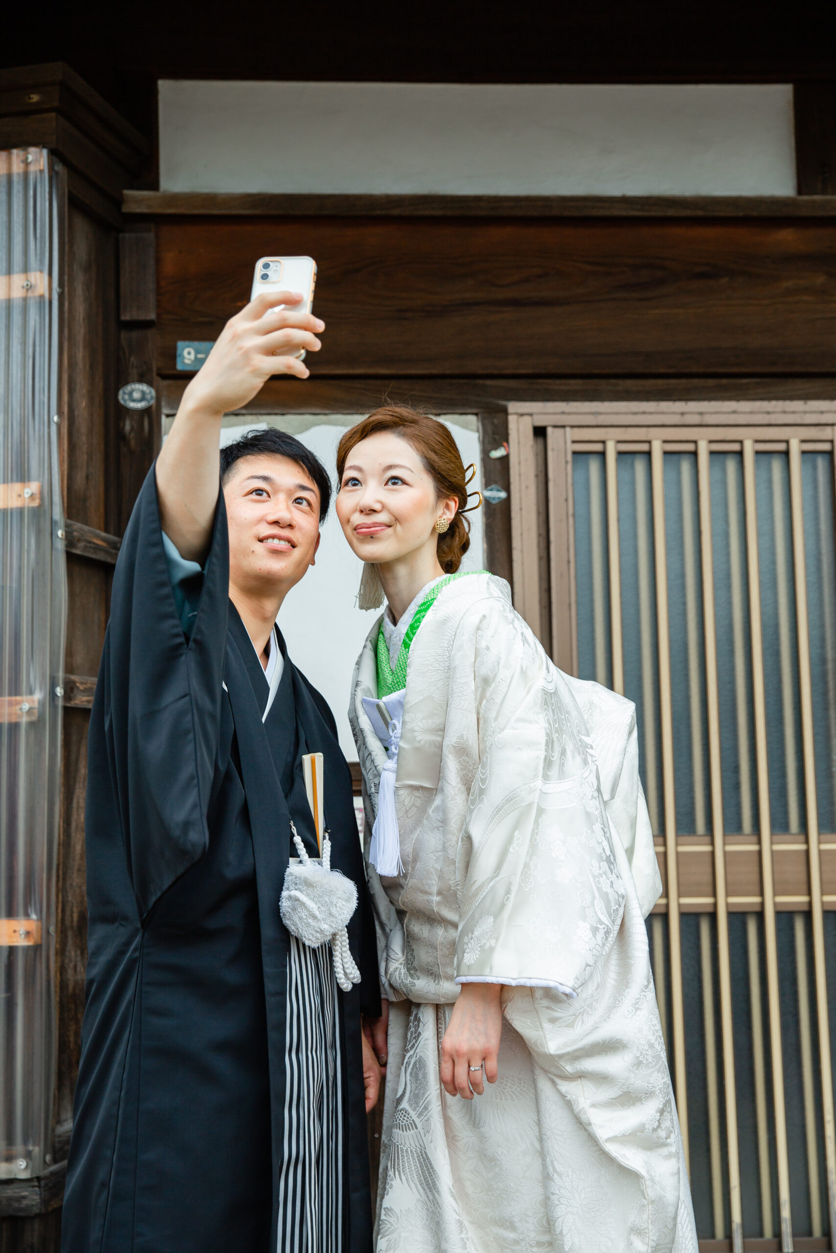 富山県射水市にあるウエディングフォトスタジオシャトンで行った新郎新婦が和装フォトウェディングで自撮りをしているフォトウェディング