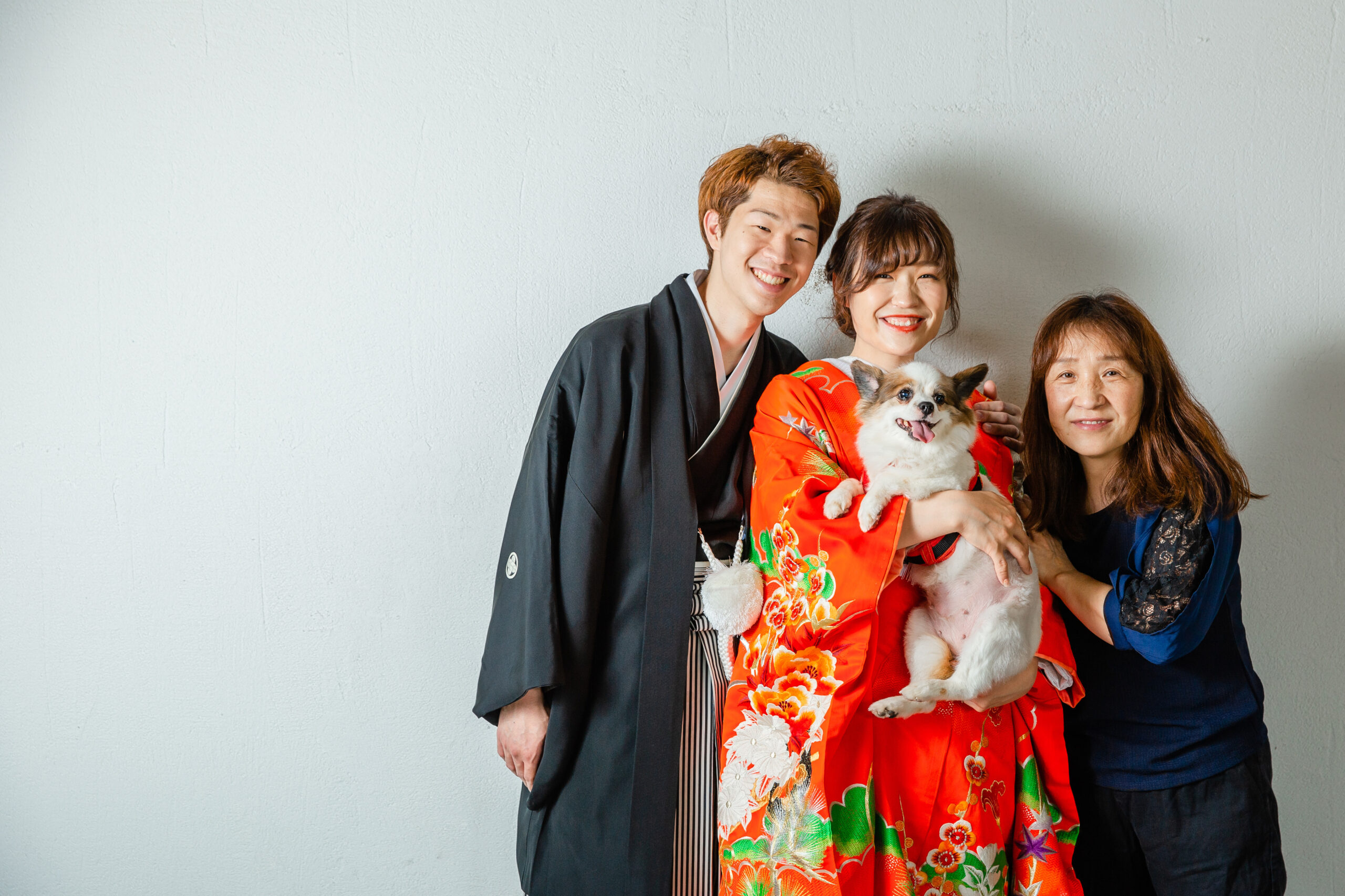 富山県射水市にあるウエディングフォトスタジオシャトンで行った新郎新婦の和装スタジオフォトウェディングで愛犬とお母さんと撮影しているフォトウェディング