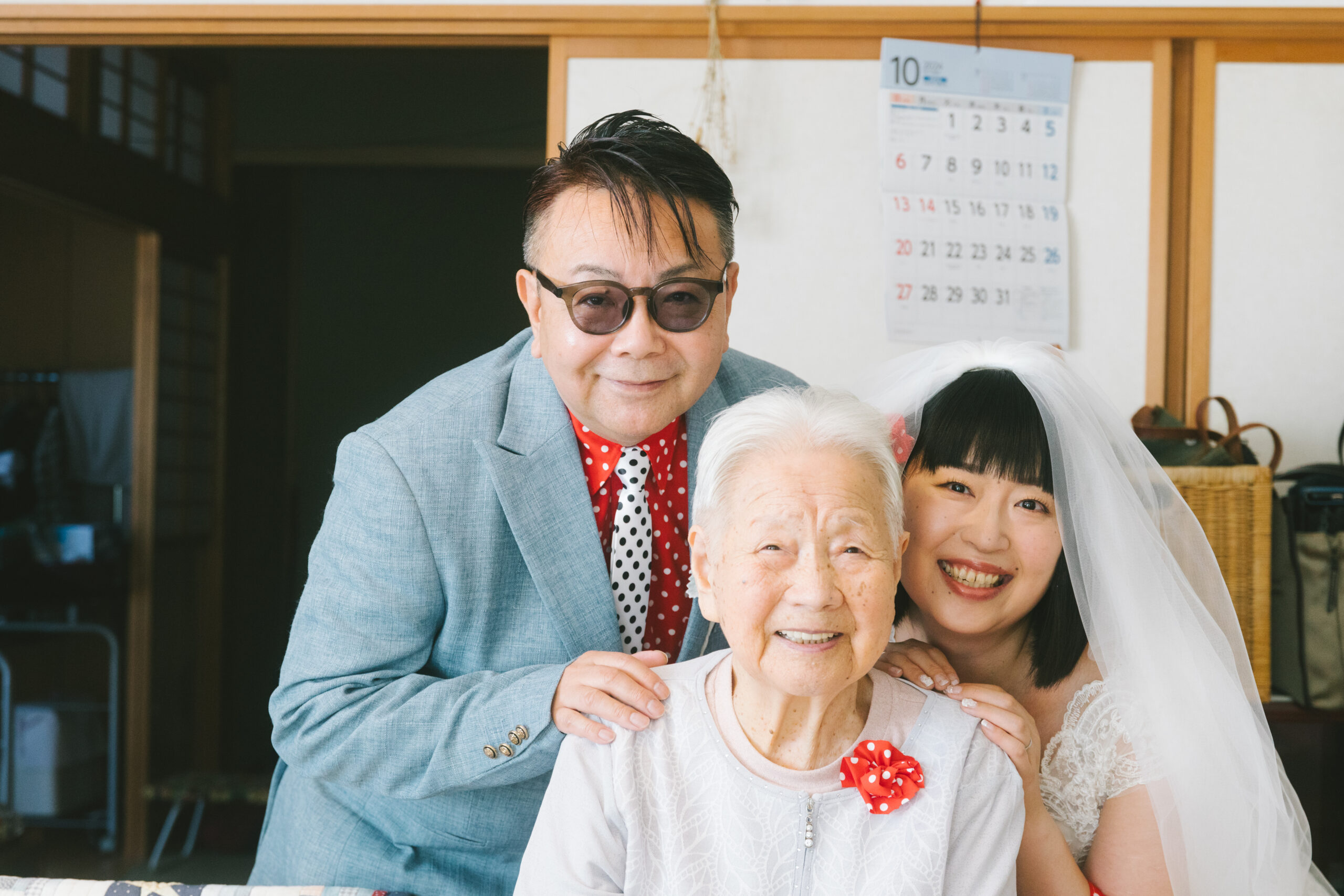 富山の実家でおばあちゃんと一緒に記念に写真に残す洋装のフォトウェディング