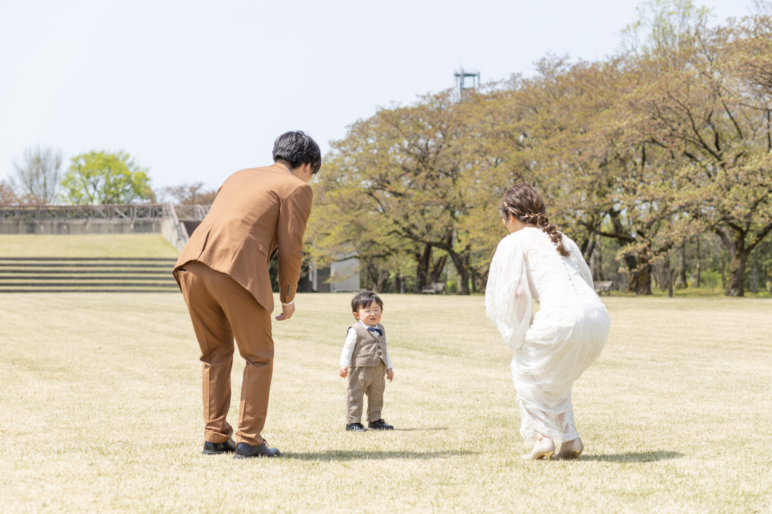富山のロケーションフォトウェディングで小さな子供と一緒に撮影した洋装写真
