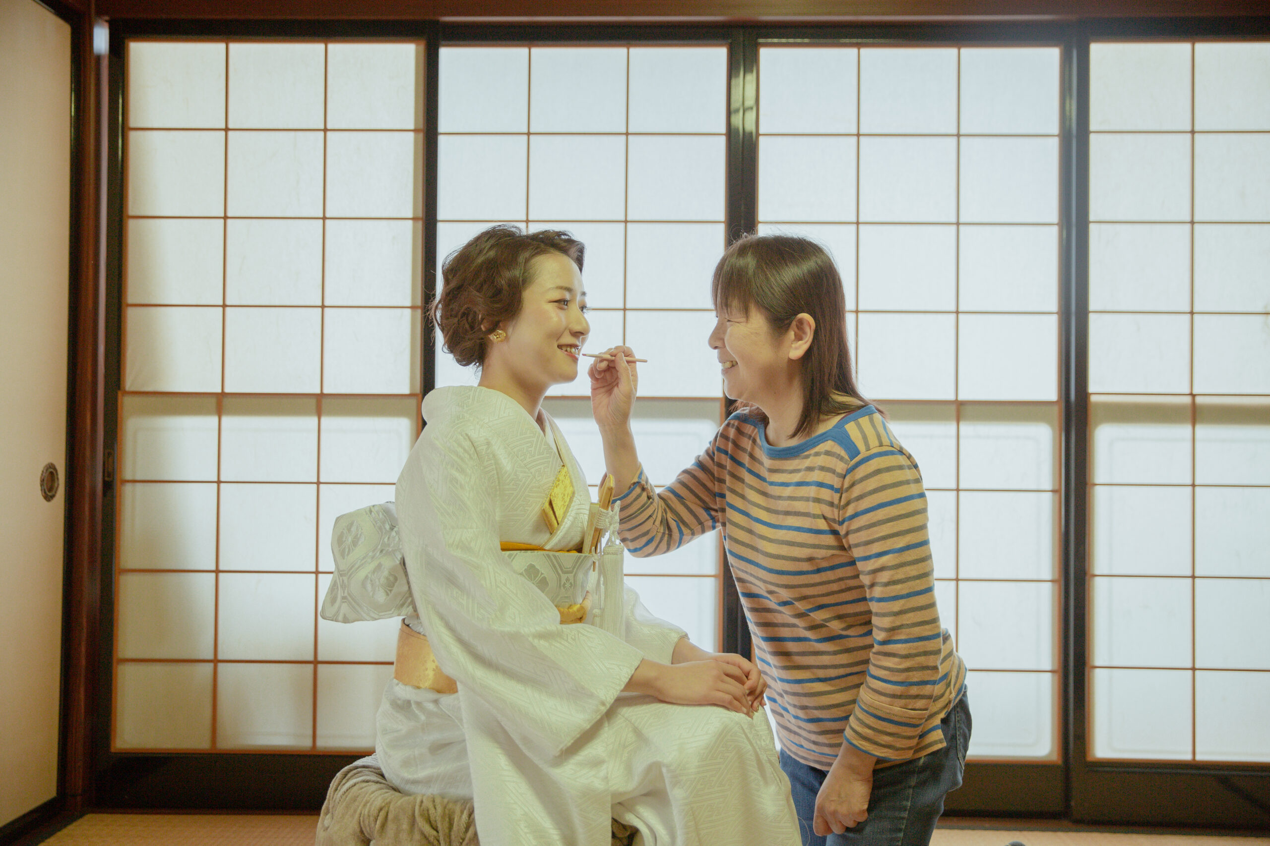 富山の実家でお母さんに紅刺しをしてもらう和装の新婦のフォトウェディング