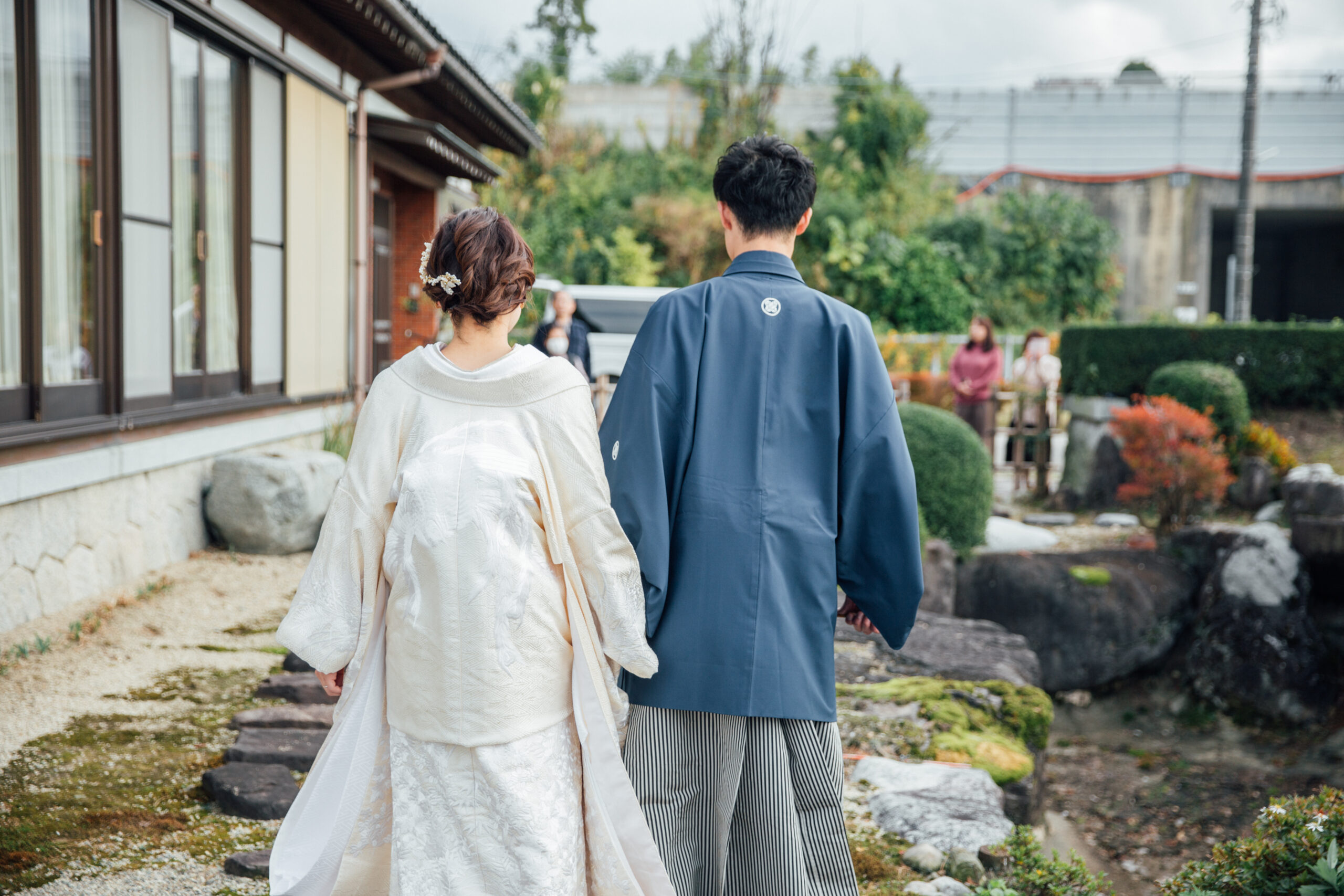 実家で和装フォトウェディングをする新郎新婦の後ろ姿
